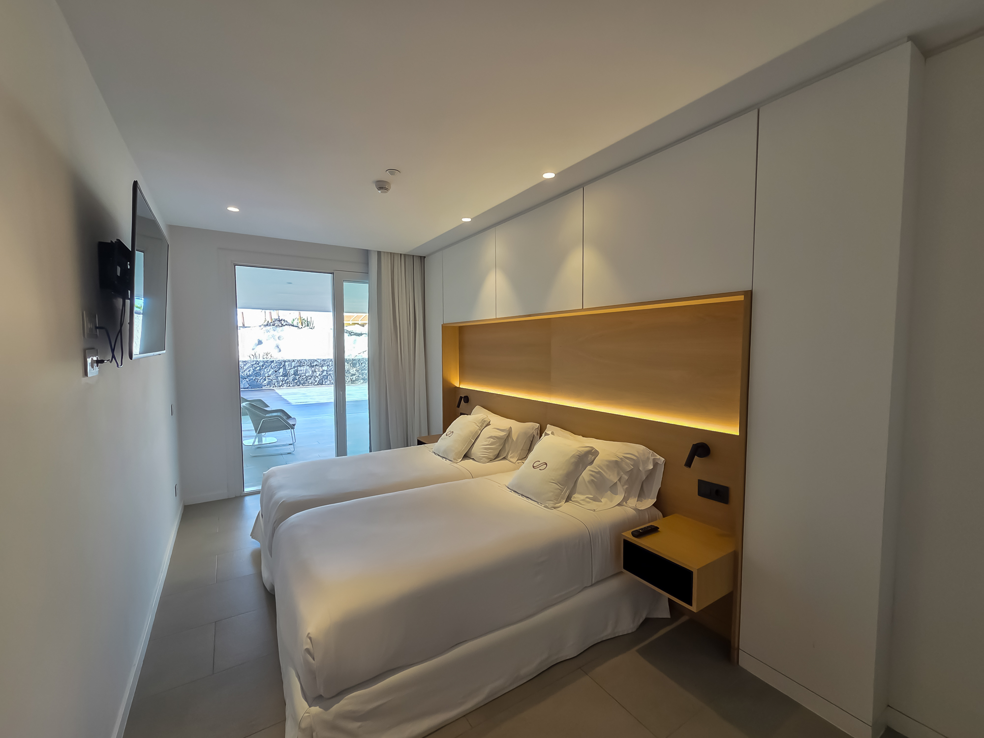 Royal Hideaway Corales Suites dupelx apartment interior and exterior