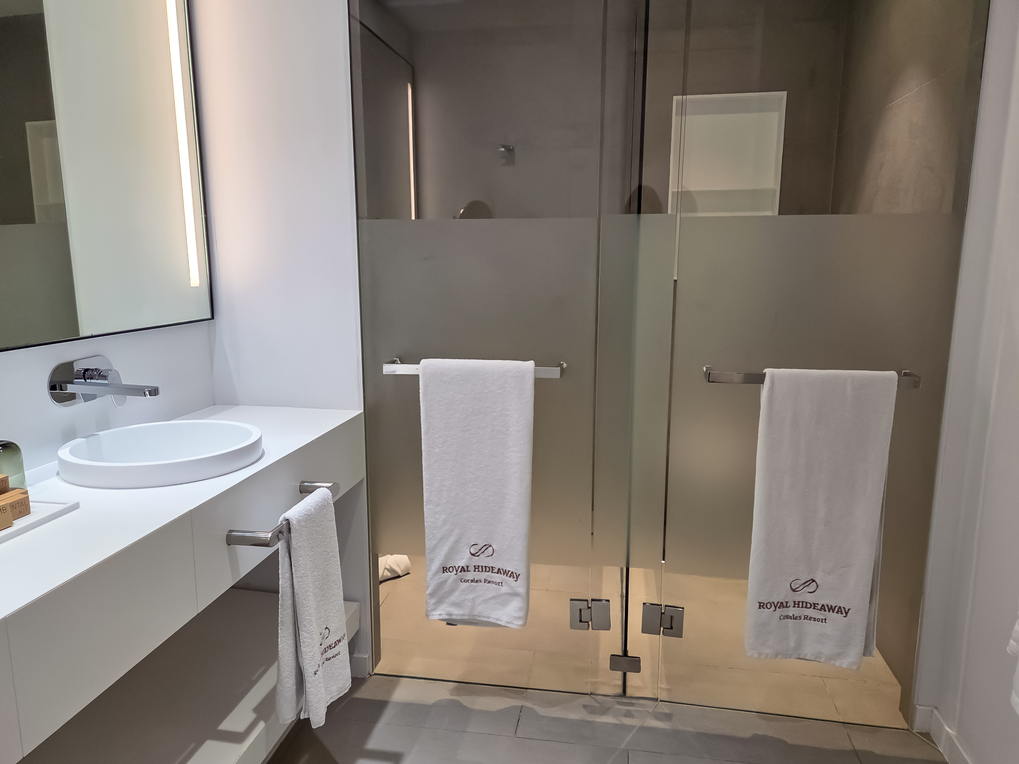 Royal Hideaway Corales Suites dupelx apartment interior and exterior