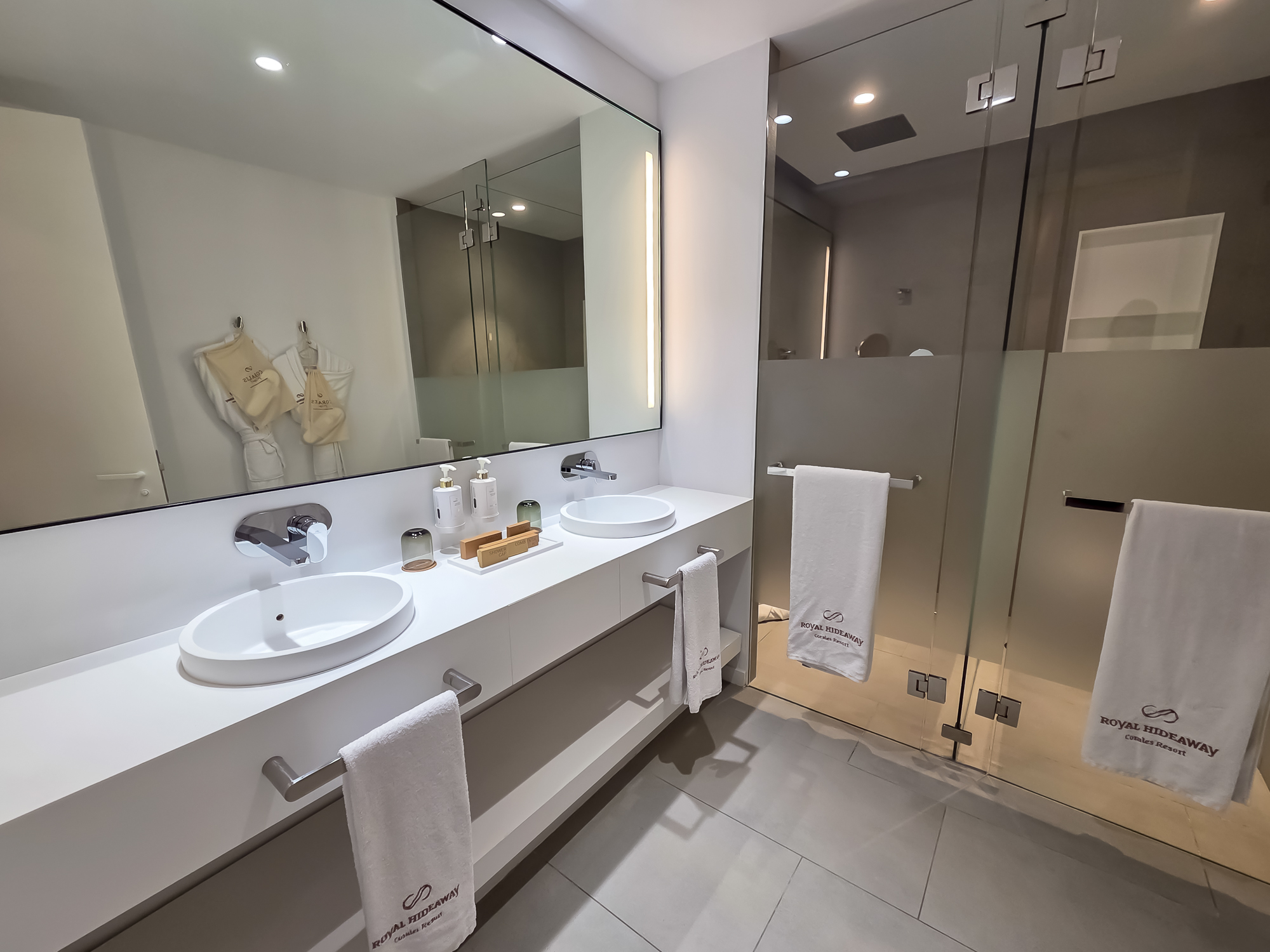 Royal Hideaway Corales Suites dupelx apartment interior and exterior
