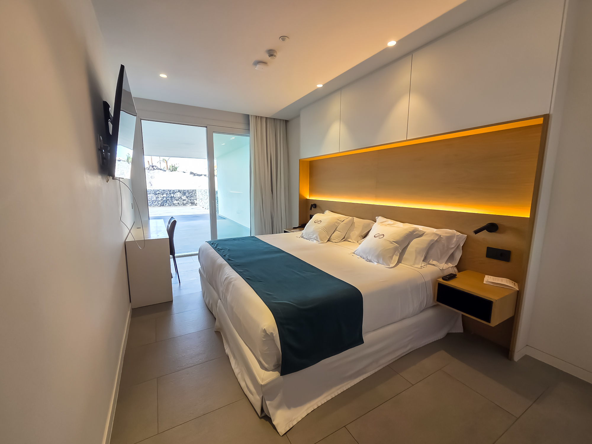 Royal Hideaway Corales Suites dupelx apartment interior and exterior