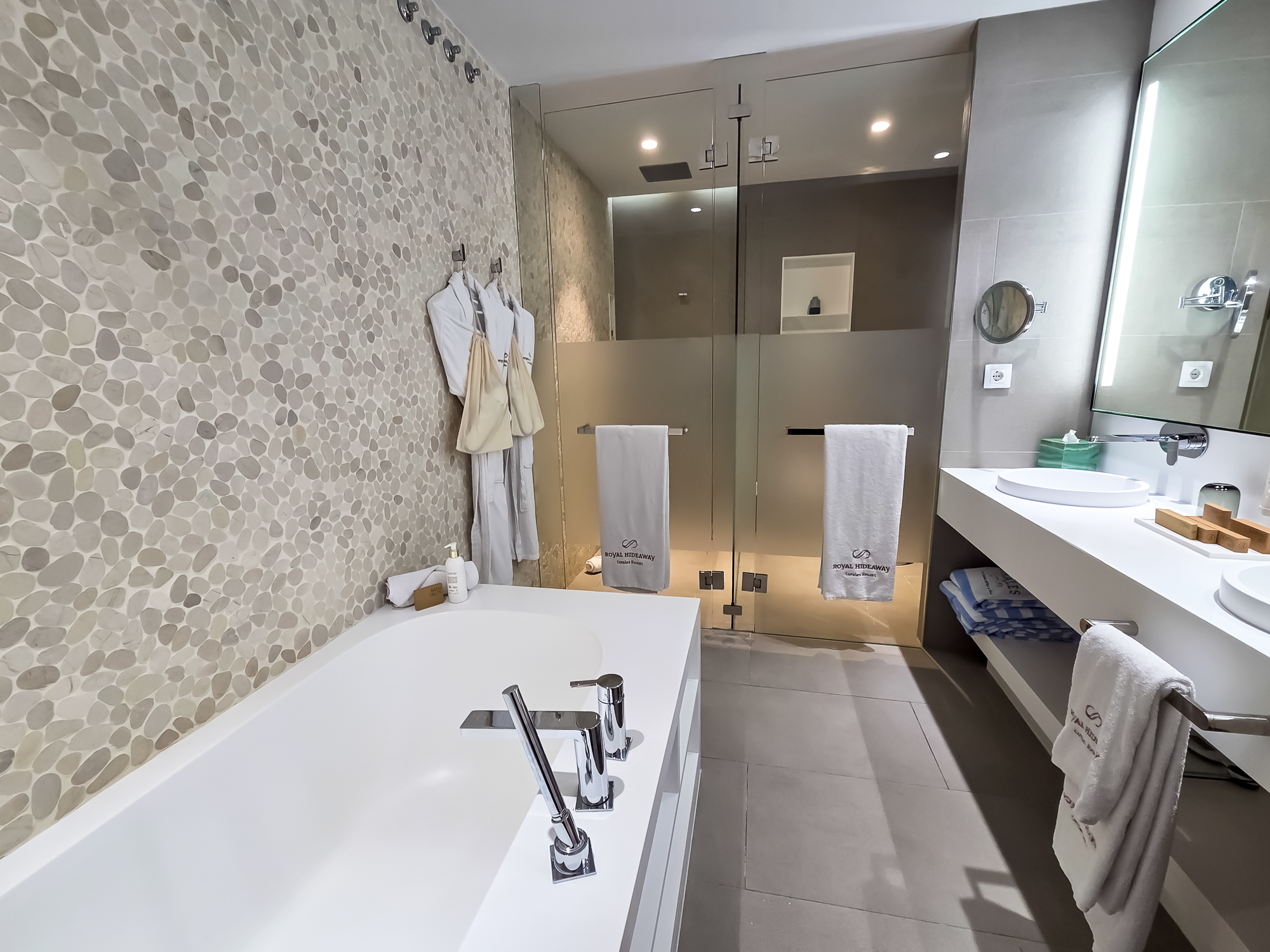 Royal Hideaway Corales Suites dupelx apartment interior and exterior