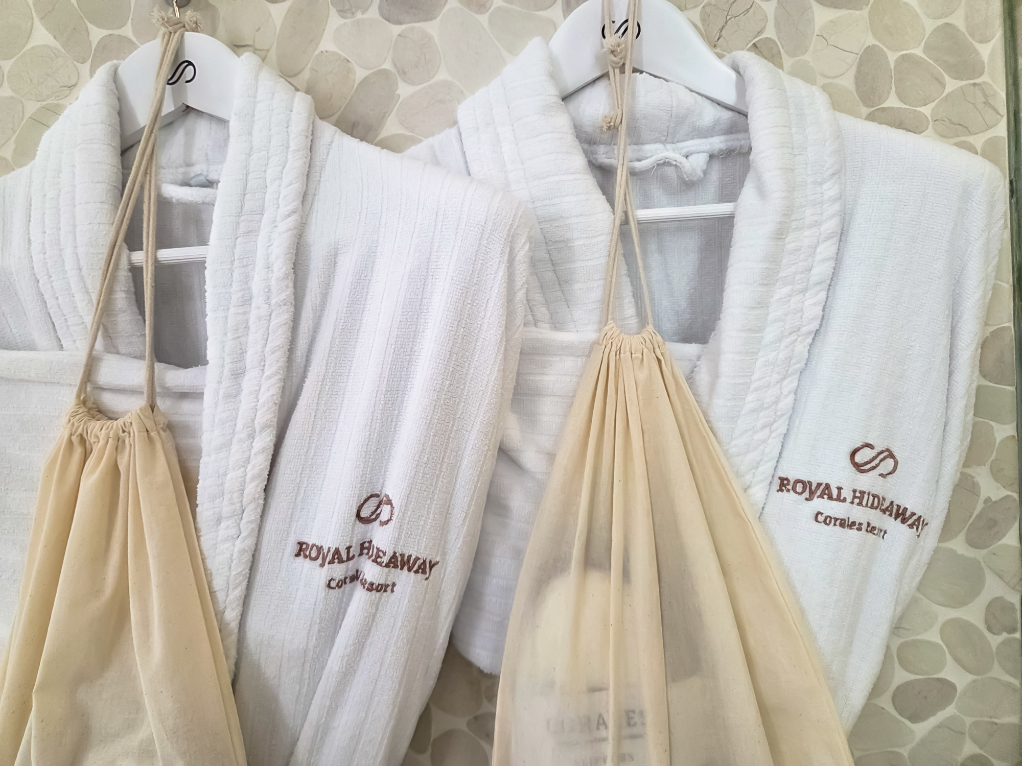 Royal Hideaway Corales Suites dupelx apartment interior and exterior