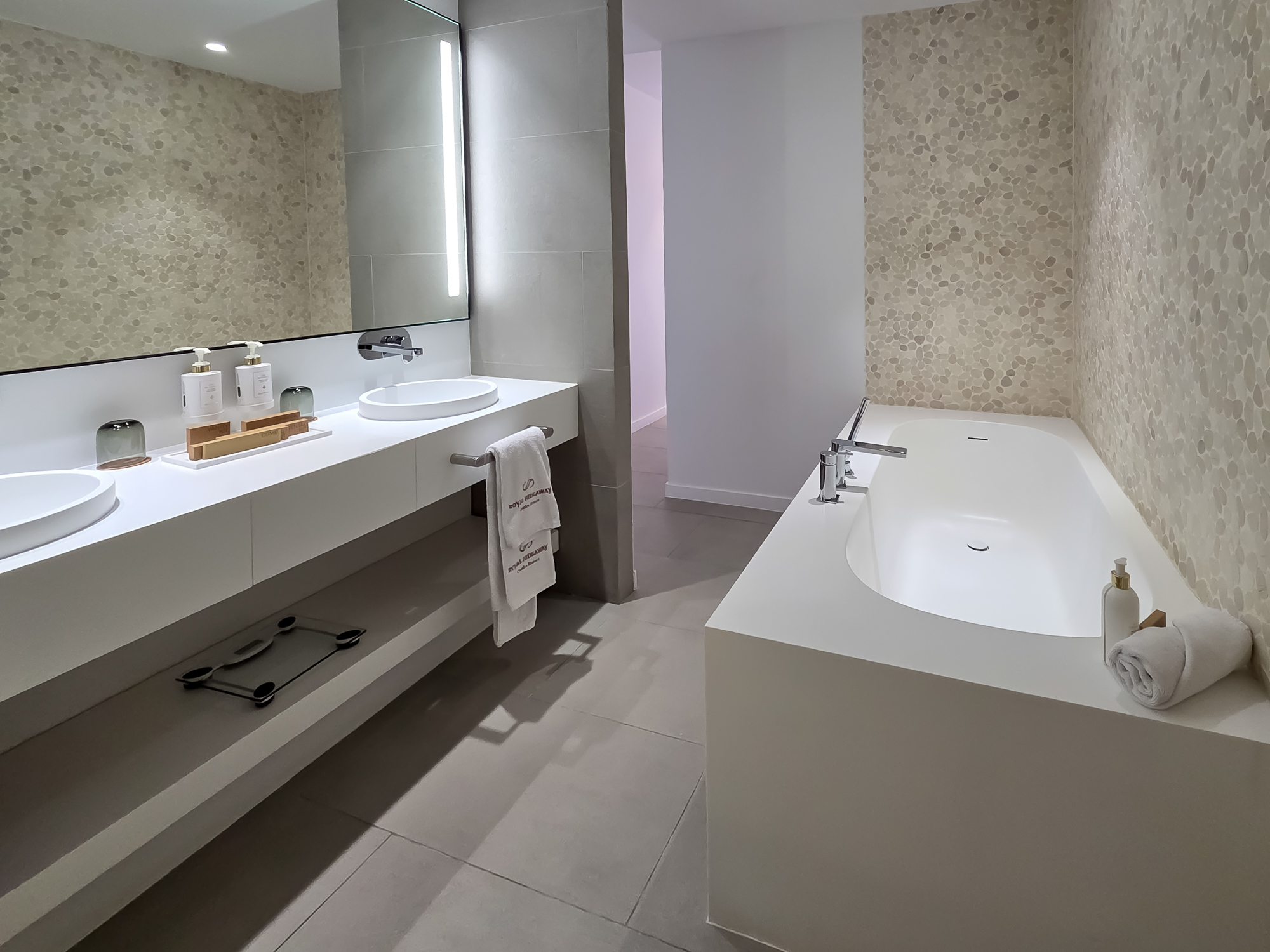 Royal Hideaway Corales Suites dupelx apartment interior and exterior