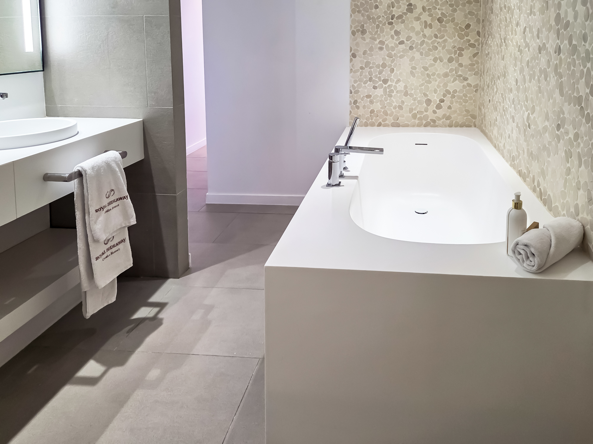 Royal Hideaway Corales Suites dupelx apartment interior and exterior