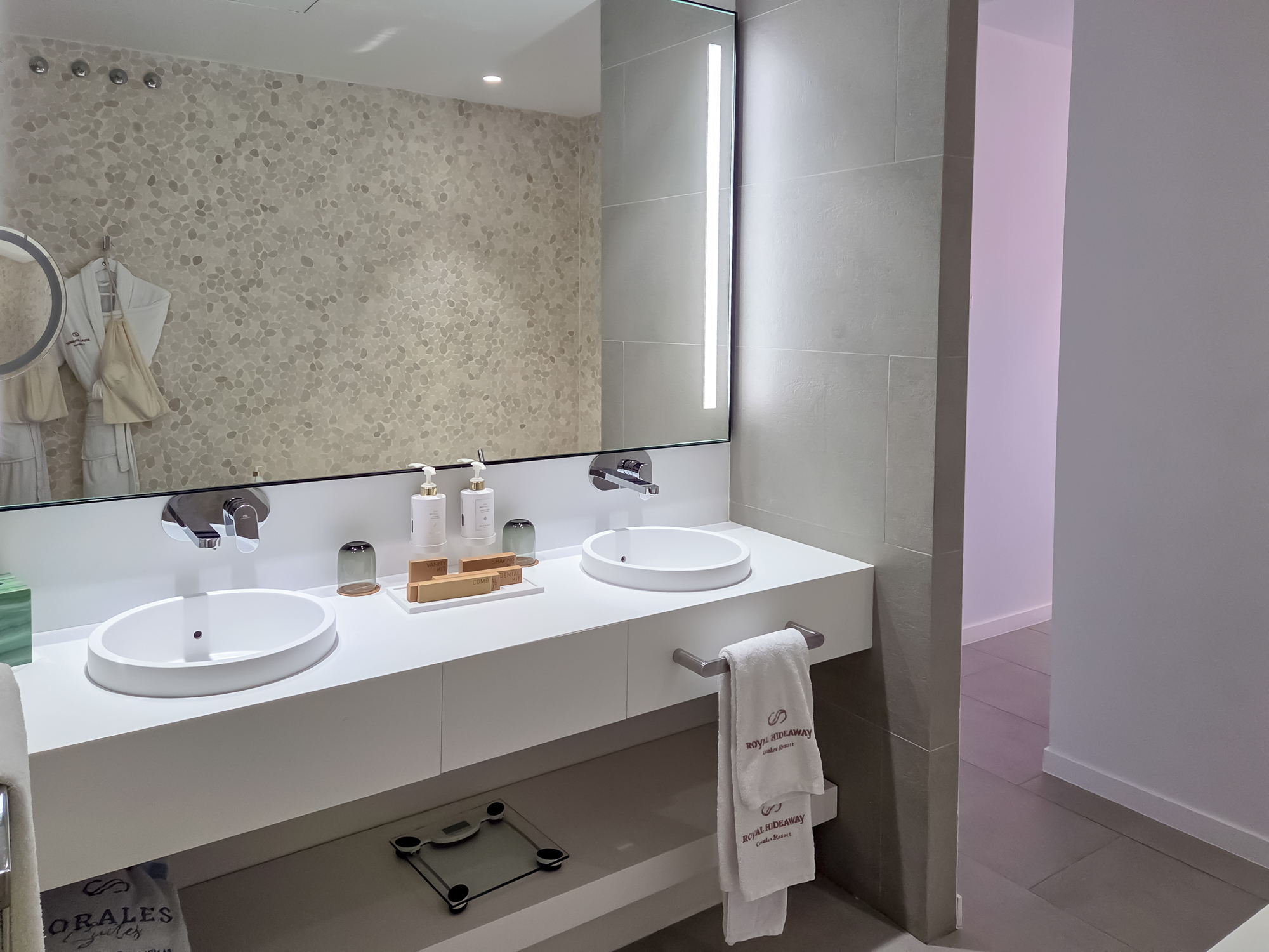 Royal Hideaway Corales Suites dupelx apartment interior and exterior