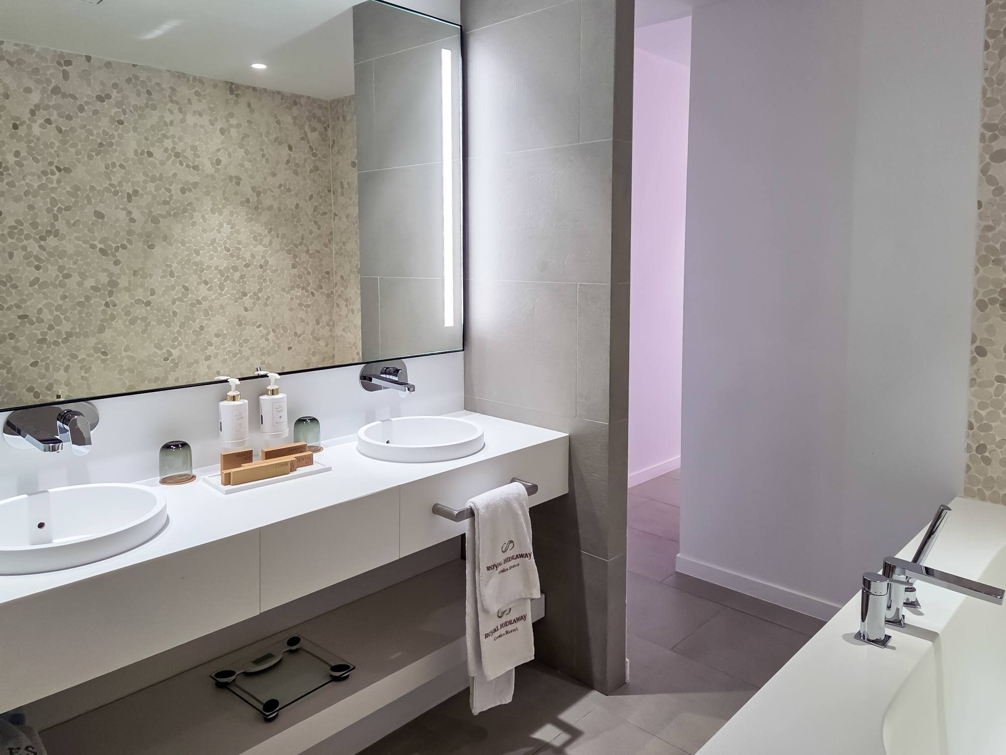 Royal Hideaway Corales Suites dupelx apartment interior and exterior