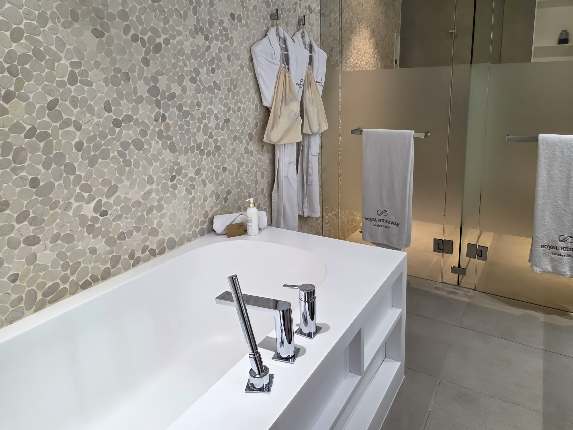 Royal Hideaway Corales Suites dupelx apartment interior and exterior