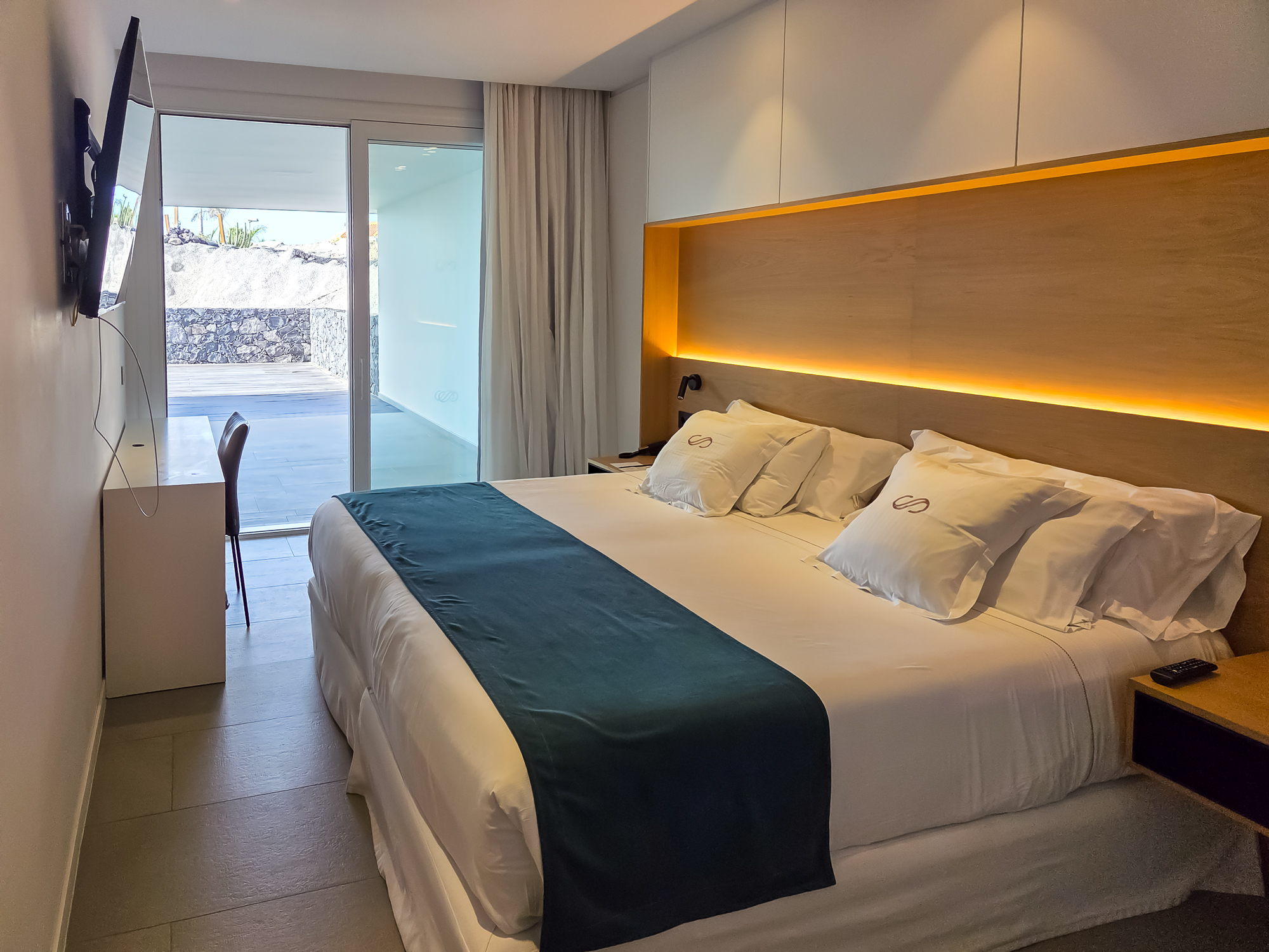 Royal Hideaway Corales Suites dupelx apartment interior and exterior