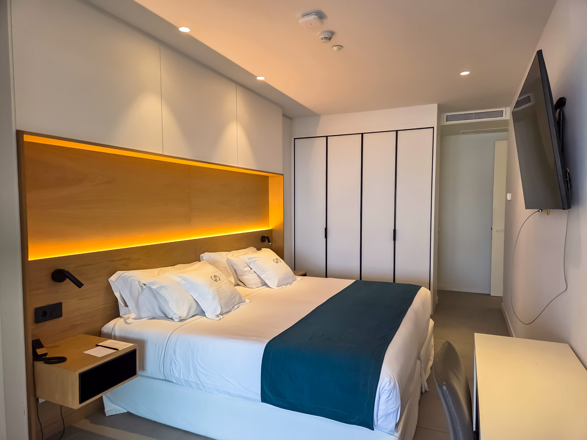 Royal Hideaway Corales Suites dupelx apartment interior and exterior