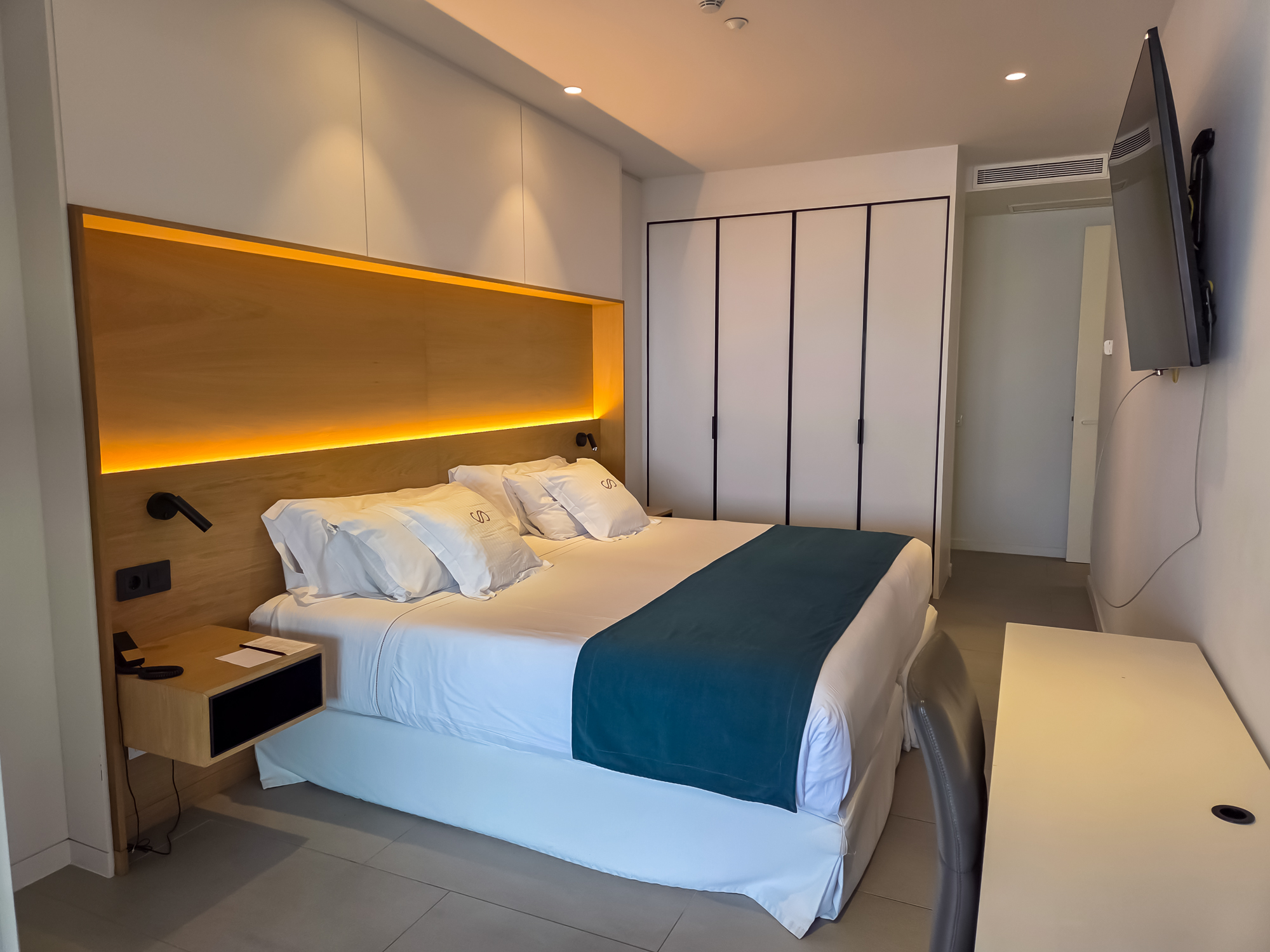 Royal Hideaway Corales Suites dupelx apartment interior and exterior