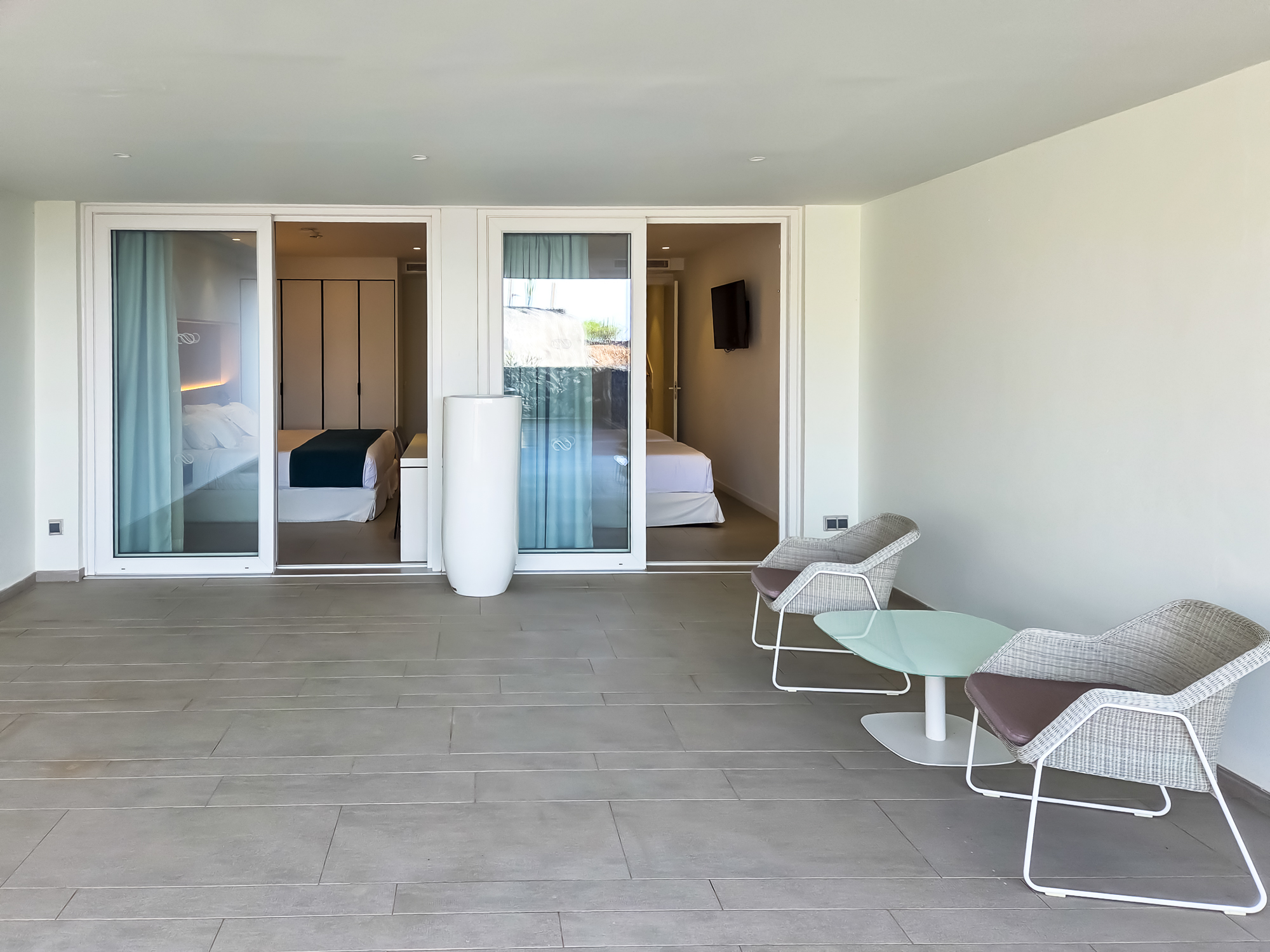 Royal Hideaway Corales Suites dupelx apartment interior and exterior