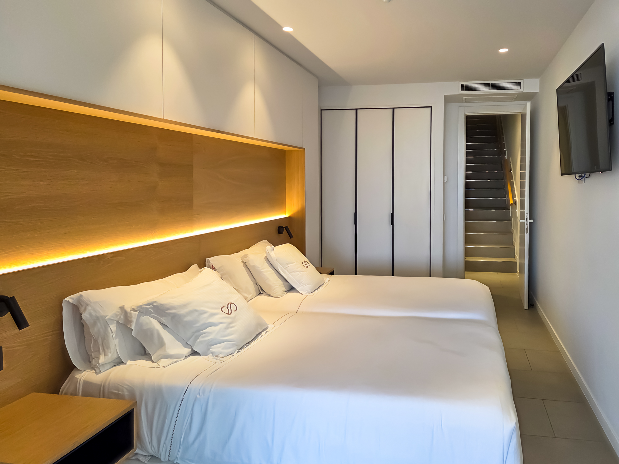 Royal Hideaway Corales Suites dupelx apartment interior and exterior