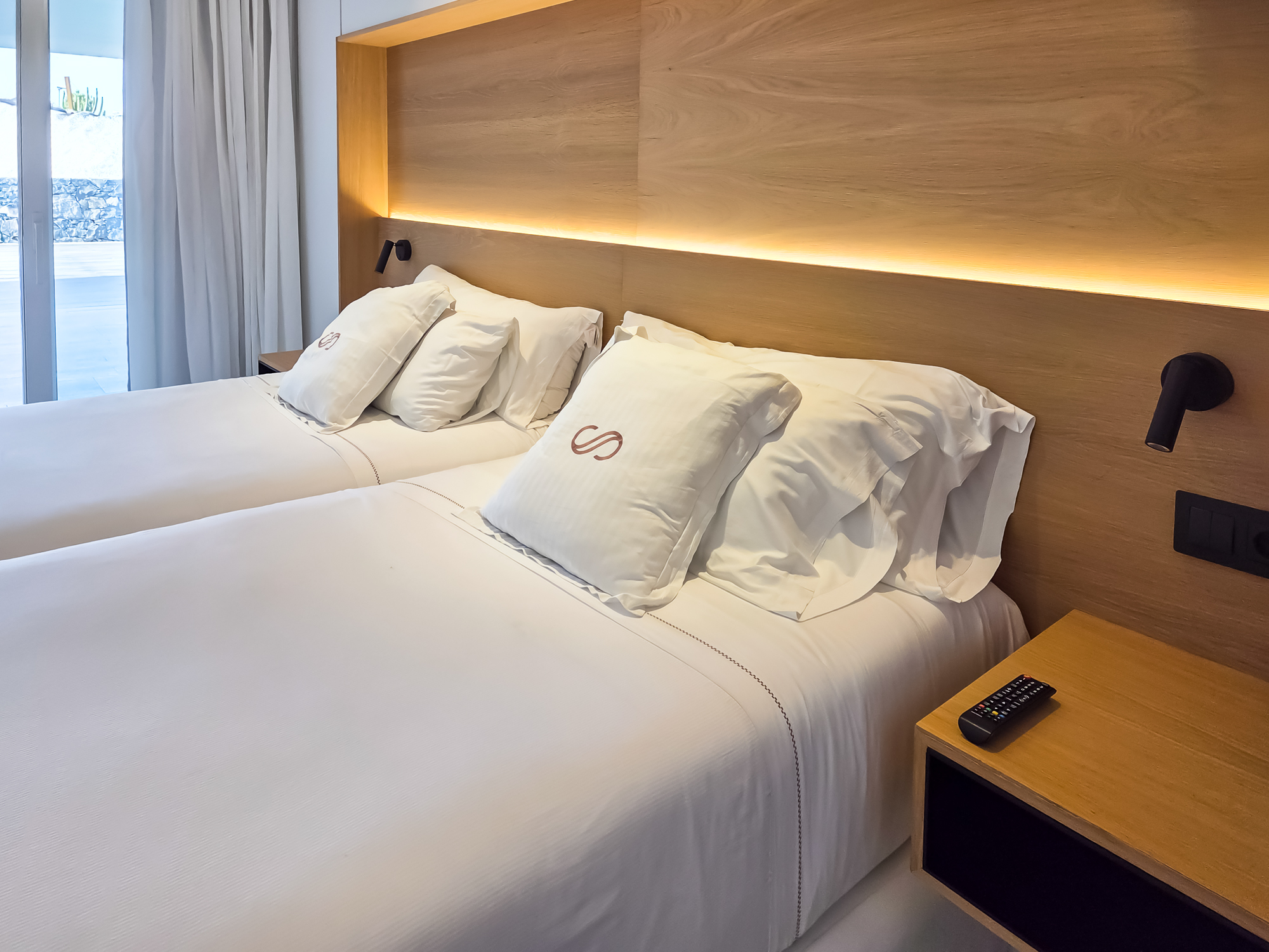 Royal Hideaway Corales Suites dupelx apartment interior and exterior